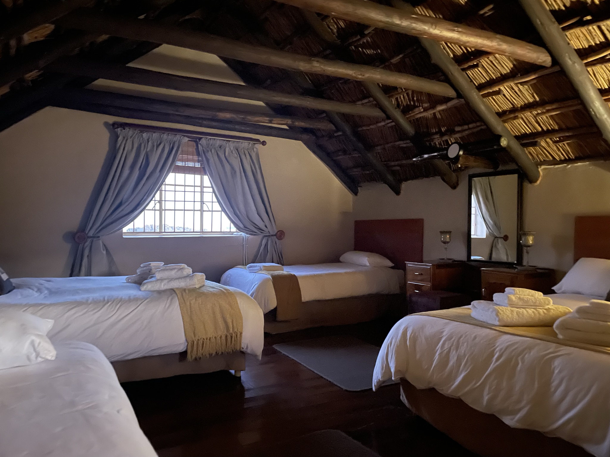 Bedroom Amara Tomana - accommodation